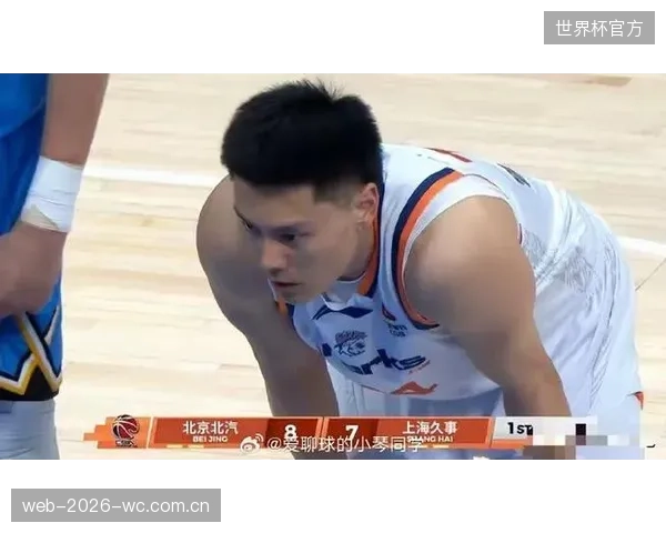 上海锋线李弘权凭借赛季稳定表现,职业生涯首次入选国内一阵。 上海锋线李弘权凭借赛季稳定表现,职业生涯首次入选国内一阵。